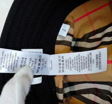 Load image into Gallery viewer, BURBERRY BLACK COTTON BUCKET HAT SMALL
