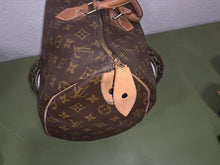 Load image into Gallery viewer, LOUIS VUITTON PRE-LOVED KEEPALL 40 WEEKENDER TRAVEL BAG SP0942
