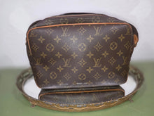 Load image into Gallery viewer, LOUIS VUITTON REPORTER BAG 28CM
