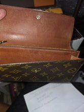 Load image into Gallery viewer, LOUIS VUITTON VINTAGE SARAH WALLET NO CC HOLDER
