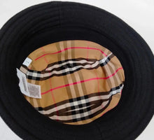 Load image into Gallery viewer, BURBERRY BLACK COTTON BUCKET HAT SMALL
