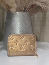Load image into Gallery viewer, LOUIS VUITTON ROSE GOLD VERNIS METALLIC WALLET

