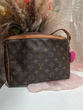 Load image into Gallery viewer, LOUIS VUITTON MONOGRAM CHOULERIE TULLE LEE SHOULDER BAG PROJECT
