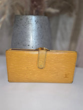Load image into Gallery viewer, LOUIS VUITTON EPI VIENNOIS CONTINENTAL BIFOLD KISSLOCK WALLET IN TASSIL YELLOW WITH PURPLE INTERIOR

