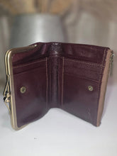 Load image into Gallery viewer, DAKOTA DA-32005 VINTAGE-STYLE LEATHER COIN PURSE W A KISSLOCK WALLET
