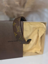 Load image into Gallery viewer, HEADBAND LOUIS VUITTON WIDE OR NARROW BOX INCL
