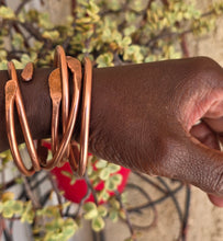 Load image into Gallery viewer, HANDMADE HAMMERED COPPER BRACLET
