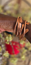 Load image into Gallery viewer, HANDMADE HAMMERED COPPER BRACLET
