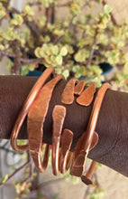 Load image into Gallery viewer, HANDMADE HAMMERED COPPER BRACLET
